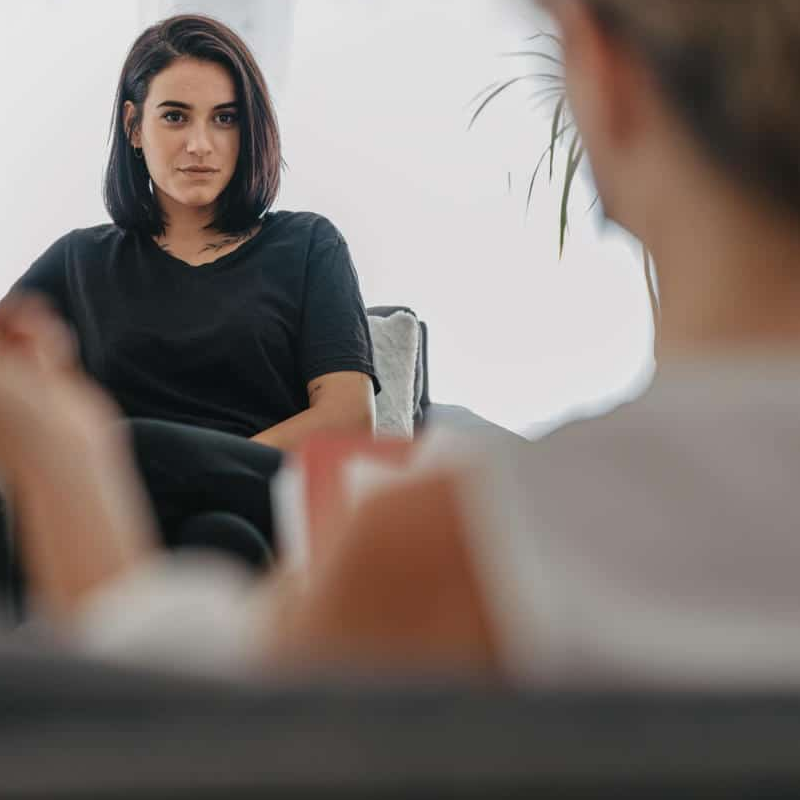 Sürekli endişe halini yönetmeyi öğretir, kaygıyı azaltır.